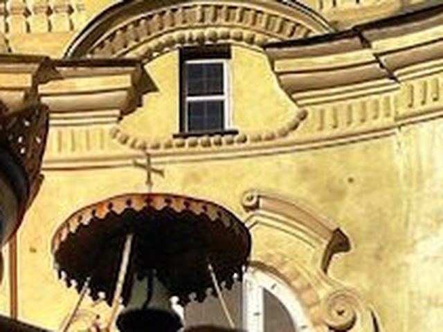 Lampioni dorati e facciata barocca di una chiesa torinese